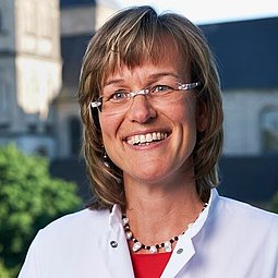 Frau Anne Schmidt Chefärztin